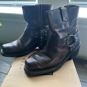 COPY - Women’s Harley Davidson riding boots size 6